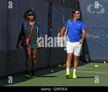 New York, USA. 30. August 2016. Serena Williams auf dem Übungsplatz an der USTA Billie Jean King National Tennis Center am 30. August 2016 in Flushing, Queens. Bildnachweis: mpi04/MediaPunch/Alamy Live-Nachrichten Stockfoto