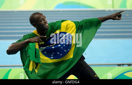 Rio De Janeiro, RJ, Brasilien. 19. August 2016. Olympia Leichtathletik: Usain Bolt (JAM) feiert mit Teamkollegen nach dem Gewinn der Goldmedaille Männer 4 x 100-Finale im Olympiastadion während den Olympischen Spielen 2016 Rio Spiele. © Paul Kitagaki Jr./ZUMA Draht/Alamy Live-Nachrichten Stockfoto