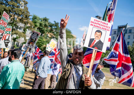 London, UK, 30. August 2016. Demonstrant macht ein V-Zeichen (peace-Zeichen) Halten ein Schild lesen: top Kraft verschwinden in Bangladesch". Bangladeshi Aktivisten in London demonstrieren, wie der Oberste Gerichtshof in Bangladesch bestätigt die Jamaat-e-Islami, Senior Leader's ist das größte Islamische Partei, Tod mir Quasem Ali's Satz. Der Führer wird für Kriegsverbrechen während des Bangladesch Befreiung Krieg 1971 gegen Pakistan vorgeworfen. Quelle: ZEN-Zaneta Razaite/Alamy leben Nachrichten Stockfoto