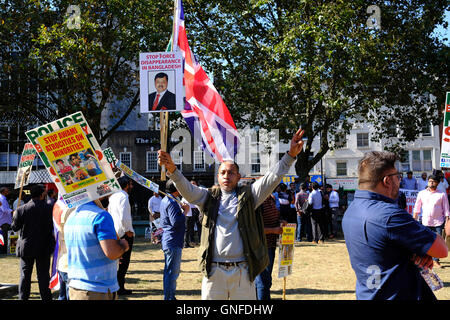 London, UK, 30. August 2016. Bangladesch-Aktivisten demonstrieren in London, wie der oberste Gerichtshof in Bangladesh Jamaat-e-Islami, des Landes größte islamische Partei Führungsmitglied der, Mir Quasem Ali Todesurteil bestätigt. Der Führer wird beschuldigt, für Kriegsverbrechen während der Bangladesh Befreiung-Krieg 1971 gegen Pakistan. Demonstranten gegen das Todesurteil demonstrieren. Bildnachweis: ZEN - Zaneta Razaite / Alamy Live News Stockfoto