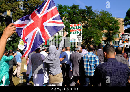 London, UK, 30. August 2016. Bangladesch-Aktivisten demonstrieren in London, wie der oberste Gerichtshof in Bangladesh Jamaat-e-Islami, des Landes größte islamische Partei Führungsmitglied der, Mir Quasem Ali Todesurteil bestätigt. Der Führer wird beschuldigt, für Kriegsverbrechen während der Bangladesh Befreiung-Krieg 1971 gegen Pakistan. Demonstranten gegen das Todesurteil demonstrieren. Bildnachweis: ZEN - Zaneta Razaite / Alamy Live News Stockfoto