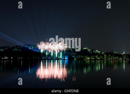 Hangzhou, China Zhejiang Provinz. 30. August 2016. Feuerwerk leuchten auf dem Westsee in Hangzhou, Hauptstadt der ostchinesischen Provinz Zhejiang, 30. August 2016. © Chen Jianli/Xinhua/Alamy Live-Nachrichten Stockfoto