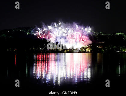 Hangzhou, China Zhejiang Provinz. 30. August 2016. Feuerwerk leuchten auf dem Westsee in Hangzhou, Hauptstadt der ostchinesischen Provinz Zhejiang, 30. August 2016. © Chen Jianli/Xinhua/Alamy Live-Nachrichten Stockfoto