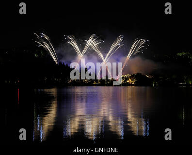 Hangzhou, China Zhejiang Provinz. 30. August 2016. Feuerwerk leuchten auf dem Westsee in Hangzhou, Hauptstadt der ostchinesischen Provinz Zhejiang, 30. August 2016. © Chen Jianli/Xinhua/Alamy Live-Nachrichten Stockfoto