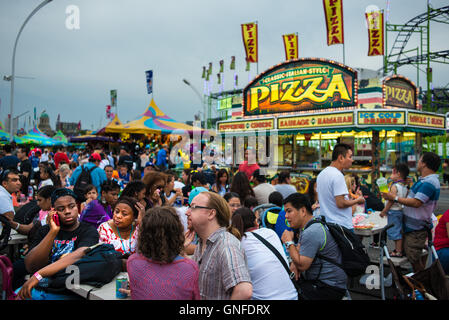 Toronto, Ontario, Kanada. 27. August 2016. Öffentlichkeit auf die CNE Gelände in Toronto, Samstag, 27. August 2016. Der Canadian National Exhibition (CNE), auch bekannt als The Ex, ist eine jährliche Veranstaltung, die in den 18 Tagen bis zur und einschließlich der Canadian Labour Day Montag an Exhibition Place in Toronto, Ontario, Kanada, stattfindet. © Eduardo Lima/ZUMA Draht/Alamy Live-Nachrichten Stockfoto