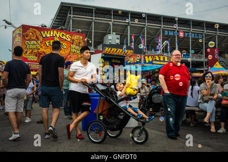 Toronto, Ontario, Kanada. 27. August 2016. Öffentlichkeit auf die CNE Gelände in Toronto, Samstag, 27. August 2016. Der Canadian National Exhibition (CNE), auch bekannt als The Ex, ist eine jährliche Veranstaltung, die in den 18 Tagen bis zur und einschließlich der Canadian Labour Day Montag an Exhibition Place in Toronto, Ontario, Kanada, stattfindet. © Eduardo Lima/ZUMA Draht/Alamy Live-Nachrichten Stockfoto