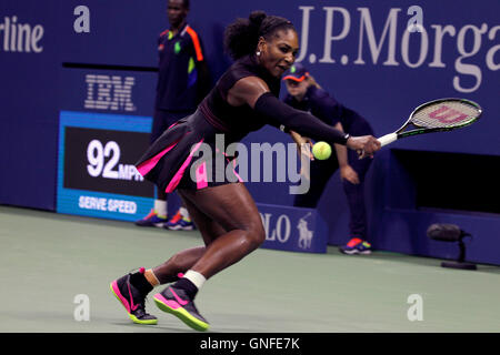 New York, USA. 30. August 2016. Serena Williams in ihrer ersten Runde match Againstt Ekaterina Makarova Russlands in den Vereinigten Staaten Open Tennis Championships in Flushing Meadows, New York am Dienstag, den 30. August. Bildnachweis: Adam Stoltman/Alamy Live-Nachrichten Stockfoto