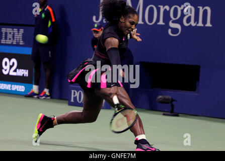 New York, USA. 30. August 2016. Serena Williams in ihrer ersten Runde match Againstt Ekaterina Makarova Russlands in den Vereinigten Staaten Open Tennis Championships in Flushing Meadows, New York am Dienstag, den 30. August. Bildnachweis: Adam Stoltman/Alamy Live-Nachrichten Stockfoto