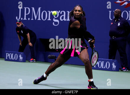 New York, USA. 30. August 2016. Serena Williams in ihrer ersten Runde match Againstt Ekaterina Makarova Russlands in den Vereinigten Staaten Open Tennis Championships in Flushing Meadows, New York am Dienstag, den 30. August. Bildnachweis: Adam Stoltman/Alamy Live-Nachrichten Stockfoto