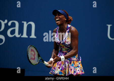 New York, USA. 30. August 2016. Venus Williams reagiert auf einen Punkt in ihrem ersten Vorrundenspiel Againstt Kateryna Kozlova der Ukraine in den Vereinigten Staaten Open Tennis Championships in Flushing Meadows, New York am Dienstag, den 30. August.   Williams gewann das Match in drei Sätzen. Bildnachweis: Adam Stoltman/Alamy Live-Nachrichten Stockfoto