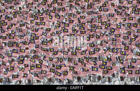 Kuala Lumpur, Kuala Lumpur, Malaysia. 31. August 2016. Malaysische Freiwilligen Welle Nationalflaggen während der 59. Independence Day feiern am Dataran Merdeka Kuala Lumpur. Malaysia feiert Jubiläum der Unabhängigkeit im august. © Kepy/ZUMA Draht/Alamy Live-Nachrichten Stockfoto