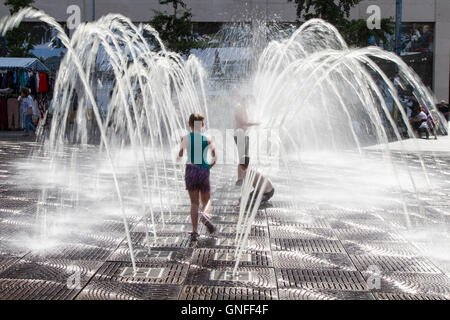 Heißen Sommertagen, wenn die Kinder für Stunden in der pulsierenden Wasserstrahl Brunnen von Williamson Platz gespielt, während die Eltern bei einem Getränk in der warmen Sonne genossen. Die wunderbare tanzen Wasserstrahlen sind jetzt im Zentrum der Stadt. Liverpool, Merseyside, UK Stockfoto