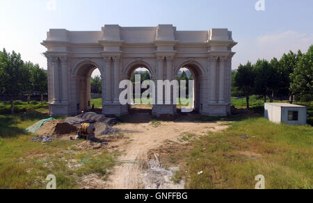 31. August 2016 - Zhengzhou, Zhengzhou, China - Zhengzhou, CHINA-? 31. August 2016:? (REDAKTION? VERWENDEN SIE? NUR.? CHINA? RAUS) ¡® triumphalen Arch¡¯ an Universität für Landwirtschaft in Zhengzhou, Hauptstadt der zentralen China¡¯s Henan Provinz Henan. Die Architektur imitiert Triumphbogen ist am Bau der landwirtschaftlichen Universität Henan.  Es dauert etwa 3 Milliarden Yuan (ca. US$ 450.000), Architektur, bauen, die als der südlichen Einfahrt zur Universität verwendet wird. Außerdem sind Bibliothek, Verwaltungsgebäude und anderen Gebäuden der Universität auch im westlichen Stil-Architekturen. (Bild Kredit: Stockfoto