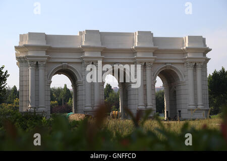 31. August 2016 - Zhengzhou, Zhengzhou, China - Zhengzhou, CHINA-? 31. August 2016:? (REDAKTION? VERWENDEN SIE? NUR.? CHINA? RAUS) ¡® triumphalen Arch¡¯ an Universität für Landwirtschaft in Zhengzhou, Hauptstadt der zentralen China¡¯s Henan Provinz Henan. Die Architektur imitiert Triumphbogen ist am Bau der landwirtschaftlichen Universität Henan.  Es dauert etwa 3 Milliarden Yuan (ca. US$ 450.000), Architektur, bauen, die als der südlichen Einfahrt zur Universität verwendet wird. Außerdem sind Bibliothek, Verwaltungsgebäude und anderen Gebäuden der Universität auch im westlichen Stil-Architekturen. (Bild Kredit: Stockfoto