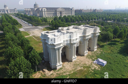 31. August 2016 - Zhengzhou, Zhengzhou, China - Zhengzhou, CHINA-? 31. August 2016:? (REDAKTION? VERWENDEN SIE? NUR.? CHINA? RAUS) ¡® triumphalen Arch¡¯ an Universität für Landwirtschaft in Zhengzhou, Hauptstadt der zentralen China¡¯s Henan Provinz Henan. Die Architektur imitiert Triumphbogen ist am Bau der landwirtschaftlichen Universität Henan.  Es dauert etwa 3 Milliarden Yuan (ca. US$ 450.000), Architektur, bauen, die als der südlichen Einfahrt zur Universität verwendet wird. Außerdem sind Bibliothek, Verwaltungsgebäude und anderen Gebäuden der Universität auch im westlichen Stil-Architekturen. (Bild Kredit: Stockfoto