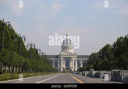 31. August 2016 - Zhengzhou, Zhengzhou, China - Zhengzhou, CHINA - 31. August 2016: (nur zur redaktionellen Verwendung. CHINA aus) im westlichen Stil Gebäude an Universität für Landwirtschaft in Zhengzhou, Hauptstadt der zentralen China¡¯s Henan Provinz Henan. Die Architektur imitiert Triumphbogen ist am Bau der landwirtschaftlichen Universität Henan.  Es dauert etwa 3 Milliarden Yuan (ca. US$ 450.000), Architektur, bauen, die als der südlichen Einfahrt zur Universität verwendet wird. Außerdem sind Bibliothek, Verwaltungsgebäude und anderen Gebäuden der Universität auch im westlichen Stil-Architekturen. (Bild Kredit: Stockfoto