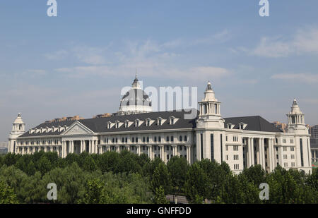 31. August 2016 - Zhengzhou, Zhengzhou, China - Zhengzhou, CHINA - 31. August 2016: (nur zur redaktionellen Verwendung. CHINA aus) im westlichen Stil Gebäude an Universität für Landwirtschaft in Zhengzhou, Hauptstadt der zentralen China¡¯s Henan Provinz Henan. Die Architektur imitiert Triumphbogen ist am Bau der landwirtschaftlichen Universität Henan.  Es dauert etwa 3 Milliarden Yuan (ca. US$ 450.000), Architektur, bauen, die als der südlichen Einfahrt zur Universität verwendet wird. Außerdem sind Bibliothek, Verwaltungsgebäude und anderen Gebäuden der Universität auch im westlichen Stil-Architekturen. (Bild Kredit: Stockfoto