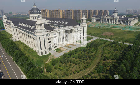 31. August 2016 - Zhengzhou, Zhengzhou, China - Zhengzhou, CHINA - 31. August 2016: (nur zur redaktionellen Verwendung. CHINA aus) im westlichen Stil Gebäude an Universität für Landwirtschaft in Zhengzhou, Hauptstadt der zentralen China¡¯s Henan Provinz Henan. Die Architektur imitiert Triumphbogen ist am Bau der landwirtschaftlichen Universität Henan.  Es dauert etwa 3 Milliarden Yuan (ca. US$ 450.000), Architektur, bauen, die als der südlichen Einfahrt zur Universität verwendet wird. Außerdem sind Bibliothek, Verwaltungsgebäude und anderen Gebäuden der Universität auch im westlichen Stil-Architekturen. (Bild Kredit: Stockfoto