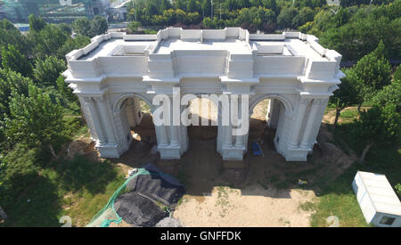 31. August 2016 - Zhengzhou, Zhengzhou, China - Zhengzhou, CHINA-? 31. August 2016:? (REDAKTION? VERWENDEN SIE? NUR.? CHINA? RAUS) ¡® triumphalen Arch¡¯ an Universität für Landwirtschaft in Zhengzhou, Hauptstadt der zentralen China¡¯s Henan Provinz Henan. Die Architektur imitiert Triumphbogen ist am Bau der landwirtschaftlichen Universität Henan.  Es dauert etwa 3 Milliarden Yuan (ca. US$ 450.000), Architektur, bauen, die als der südlichen Einfahrt zur Universität verwendet wird. Außerdem sind Bibliothek, Verwaltungsgebäude und anderen Gebäuden der Universität auch im westlichen Stil-Architekturen. (Bild Kredit: Stockfoto