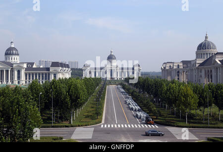 31. August 2016 - Zhengzhou, Zhengzhou, China - Zhengzhou, CHINA-? 31. August 2016:? (REDAKTION? VERWENDEN SIE? NUR.? CHINA? RAUS) im westlichen Stil Gebäude an Universität für Landwirtschaft in Zhengzhou, Hauptstadt der zentralen China¡¯s Henan Provinz Henan. Die Architektur imitiert Triumphbogen ist am Bau der landwirtschaftlichen Universität Henan.  Es dauert etwa 3 Milliarden Yuan (ca. US$ 450.000), Architektur, bauen, die als der südlichen Einfahrt zur Universität verwendet wird. Außerdem sind Bibliothek, Verwaltungsgebäude und anderen Gebäuden der Universität auch im westlichen Stil-Architekturen. (Bild Kredit: Stockfoto