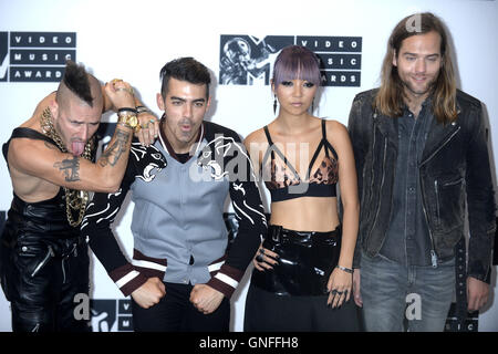 Cole Whittle, Joe Jonas, JinJoo Lee und Jack gesetzlosen (DNCE) besuchen Sie 2016 MTV Video Music Awards im Madison Square Garden in New York City am 28. August 2016. | Verwendung weltweit Stockfoto