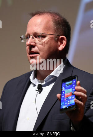 Tokio, Japan. 31. August 2016. Keith Hartsfield, HPS Vice President für Produktmanagement Mobilität zeigt das neue mobile Gerät mit Windows 10 mobile OS "HP Elite X3" in Tokio auf Mittwoch, 31. August 2016. Die Hochleistungs-Gerät, das Qualcomms Snapdragon-Prozessor auf die CPU und 6-Zoll-OLED-Display, hat geht auf Verkauf in Japan ab dem nächsten Monat. © Yoshio Tsunoda/AFLO/Alamy Live-Nachrichten Stockfoto