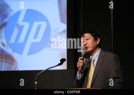 Tokio, Japan. 31. August 2016. HP Japan Präsident Takashi Oka stellt das neue mobile Gerät mit Windows 10 mobile OS "HP Elite X3" in Tokio auf Mittwoch, 31. August 2016. Die Hochleistungs-Gerät, das Qualcomms Snapdragon-Prozessor auf die CPU und 6-Zoll-OLED-Display, hat geht auf Verkauf in Japan ab dem nächsten Monat. © Yoshio Tsunoda/AFLO/Alamy Live-Nachrichten Stockfoto