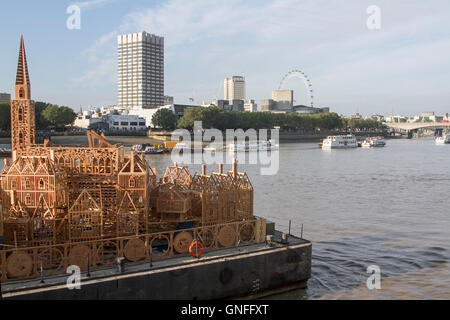 London, UK. 31. August 2016. Eine 120 Meter lange hölzerne Skulptur Replik der Londoner Skyline aus dem siebzehnten Jahrhundert, die unter dem Titel London 1666 und entworfen von David Best liegt oben auf der Themse in London. Die Skulptur wird angezündet und brannte in der Mitte der Themse am 4. September in einer feierlichen Zeremonie im Rahmen der Feierlichkeiten zum 350. Jahrestag der große Brand von London Anerkennung: Amer Ghazzal/Alamy Live-Nachrichten Stockfoto