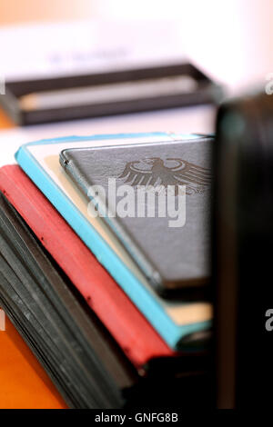 Berlin, Deutschland. 31. August 2016. Dokumente von einem Kabinettsmitglied liegen auf dem Schreibtisch im Kabinett treffen im Bundeskanzleramt in Berlin, Deutschland, 31. August 2016. Foto: WOLFGANG KUMM/Dpa/Alamy Live News Stockfoto