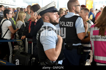 Frankfurt am Main, Deutschland. 31. August 2016. Passagiere und Polizisten stehen in der Abflughalle am Flughafen Frankfurt in Frankfurt am Main, Deutschland, 31. August 2016. Am Mittwoch Vormittag Teile des Terminals 1 mussten evakuiert werden, weil eine Person laut Flughafenbetreiber Fraport den Sicherheitsbereich des Flughafens ohne üblichen Sicherheitsüberprüfungen erreicht hatte. Bildnachweis: Dpa picture Alliance/Alamy Live News Stockfoto