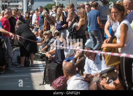 Frankfurt am Main, Deutschland. 31. August 2016. Reisende warten auf ihren Flügen außerhalb der Flughafen Abflughalle am Flughafen Frankfurt in Frankfurt am Main, Deutschland, 31. August 2016. Am Mittwoch Vormittag Teile des Terminals 1 mussten evakuiert werden, weil eine Person laut Flughafenbetreiber Fraport den Sicherheitsbereich des Flughafens ohne üblichen Sicherheitsüberprüfungen erreicht hatte. Bildnachweis: Dpa picture Alliance/Alamy Live News Stockfoto