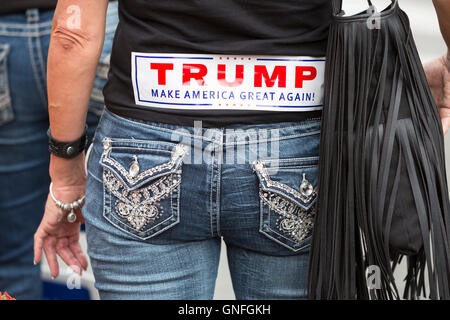 Everett, Washington, USA. 30. August 2016. Fan trägt einen Autoaufkleber auf der Trump für Präsidenten Rallye Xfinity Arena. Bildnachweis: Paul Gordon/Alamy Live-Nachrichten Stockfoto