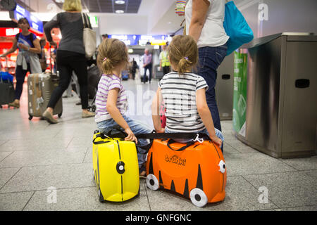 Frankfurt am Main, Deutschland. 31. August 2016. Zwei Kinder bei ihrer Mutter warten auf ihren Flug nach Griechenland im Abflugbereich des Flughafens Frankfurt in Frankfurt am Main, Deutschland, 31. August 2016. Am Mittwoch Vormittag Teile des Terminals 1 mussten evakuiert werden, weil eine Person laut Flughafenbetreiber Fraport den Sicherheitsbereich des Flughafens ohne üblichen Sicherheitsüberprüfungen erreicht hatte. Bildnachweis: Dpa picture Alliance/Alamy Live News Stockfoto