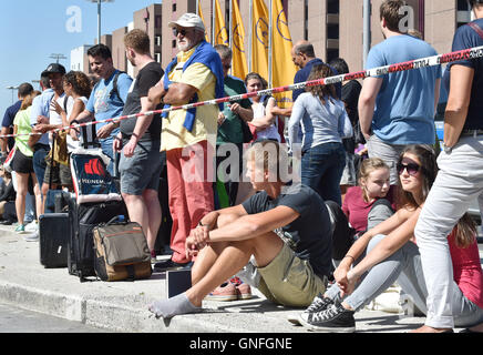 Frankfurt am Main, Deutschland. 31. August 2016. Reisende warten Outisde Abflugbereich des Flughafens Frankfurt in Frankfurt am Main, Deutschland, 31. August 2016. Am Mittwoch Vormittag Teile des Terminals 1 mussten evakuiert werden, weil eine Person laut Flughafenbetreiber Fraport den Sicherheitsbereich des Flughafens ohne üblichen Sicherheitsüberprüfungen erreicht hatte. Bildnachweis: Dpa picture Alliance/Alamy Live News Stockfoto