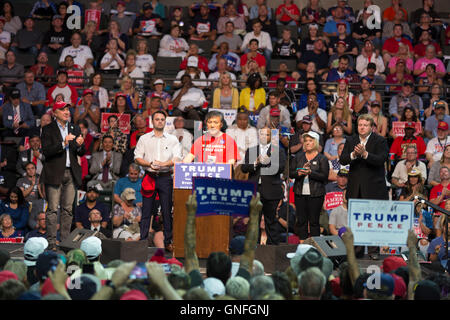 Everett, Washington, USA. 30. August 2016. Trump für Präsidenten Rallye Xfinity Arena. Bildnachweis: Paul Gordon/Alamy Live-Nachrichten Stockfoto