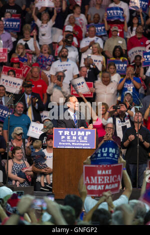 Everett, Washington, USA. 30. August 2016. Republican National Committee Chairman Reince Priebus spricht Anhängern zu den bei den Trump für Präsidenten Rallye Xfinity Arena. Bildnachweis: Paul Gordon/Alamy Live-Nachrichten Stockfoto