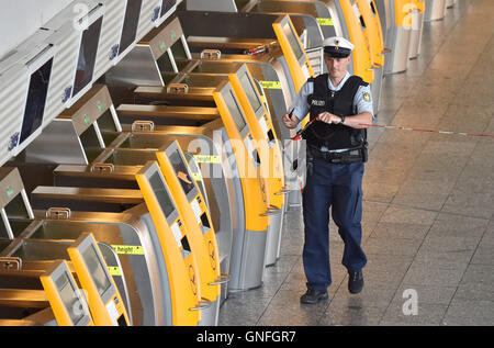 Frankfurt am Main, Deutschland. 31. August 2016. Ein Polizist führt durch den leeren Saal A des Terminals 1 am Frankfurter Flughafen in Frankfurt am Main, Deutschland, 31. August 2016. Am Mittwoch Vormittag Teile des Terminals 1 mussten evakuiert werden, weil eine Person laut Flughafenbetreiber Fraport den Sicherheitsbereich des Flughafens ohne üblichen Sicherheitsüberprüfungen erreicht hatte. Bildnachweis: Dpa picture Alliance/Alamy Live News Stockfoto