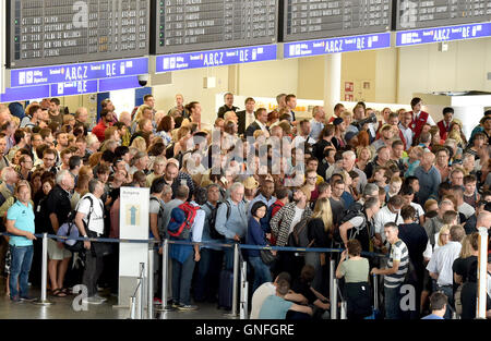 Frankfurt am Main, Deutschland. 31. August 2016. Tausende von Menschen strömen aus Terminal 1 nach der Evakuierung Ankündigung am Frankfurt Airport in Frankfurt am Main, Deutschland, 31. August 2016. Am Mittwoch Vormittag Teile des Terminals 1 mussten evakuiert werden, weil eine Person laut Flughafenbetreiber Fraport den Sicherheitsbereich des Flughafens ohne üblichen Sicherheitsüberprüfungen erreicht hatte. Bildnachweis: Dpa picture Alliance/Alamy Live News Stockfoto