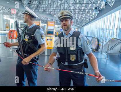 Frankfurt am Main, Deutschland. 31. August 2016. Polizisten dehnen Absperrband im Abflugbereich des Flughafens Frankfurt in Frankfurt am Main, Deutschland, 31. August 2016. Am Mittwoch Vormittag Teile des Terminals 1 mussten evakuiert werden, weil eine Person laut Flughafenbetreiber Fraport den Sicherheitsbereich des Flughafens ohne üblichen Sicherheitsüberprüfungen erreicht hatte. Bildnachweis: Dpa picture Alliance/Alamy Live News Stockfoto