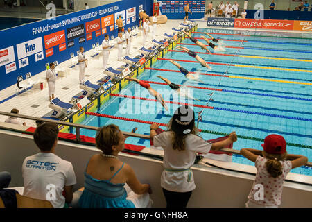 Berlin, Deutschland. 31. August 2016. Besucher sehen den Beginn eines Laufes am zweiten Tag der Kurzbahn-Weltmeisterschaft im Europasportpark in Berlin, Deutschland, 31. August 2016. Foto: Gregor Fischer/Dpa/Alamy Live News Stockfoto