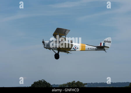 Royal Mail flog eine Vintage Tiger Moth, eine symbolische Tragetasche von Mail, vom Headcorn Flugplatz in Kent nach Le Touquet in Frankreich als Teil der Royal Mail Feier des 500 Jahre der Postdienste. Stockfoto