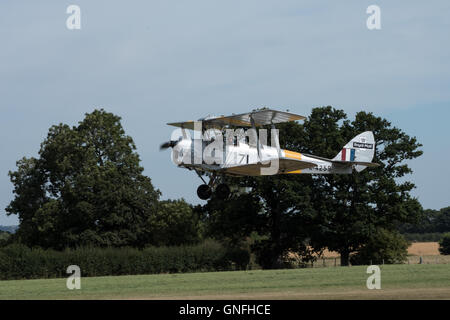 Royal Mail flog eine Vintage Tiger Moth, eine symbolische Tragetasche von Mail, vom Headcorn Flugplatz in Kent nach Le Touquet in Frankreich als Teil der Royal Mail Feier des 500 Jahre der Postdienste. Stockfoto