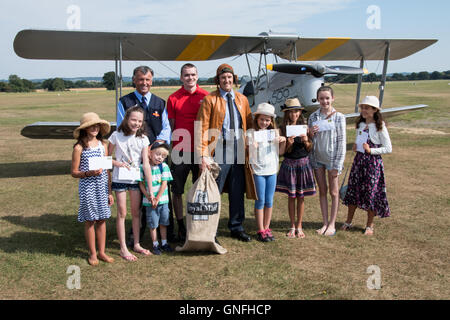 Royal Mail flog eine Vintage Tiger Moth, eine symbolische Tragetasche von Mail, vom Headcorn Flugplatz in Kent nach Le Touquet in Frankreich als Teil der Royal Mail Feier des 500 Jahre der Postdienste. Stockfoto