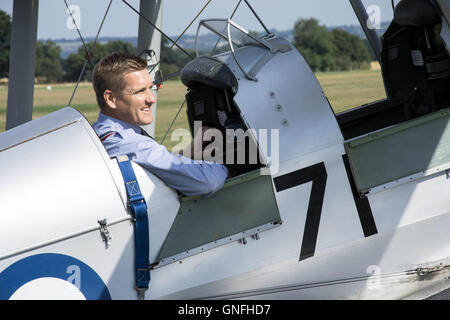 Royal Mail flog eine Vintage Tiger Moth, eine symbolische Tragetasche von Mail, vom Headcorn Flugplatz in Kent nach Le Touquet in Frankreich als Teil der Royal Mail Feier des 500 Jahre der Postdienste. Stockfoto