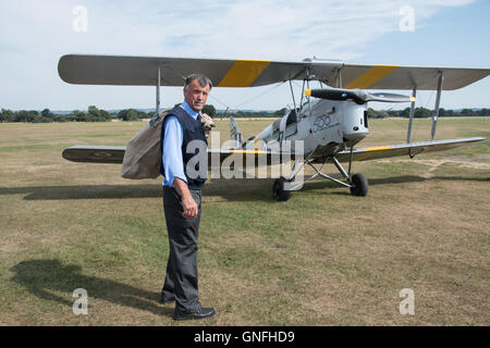 Royal Mail flog eine Vintage Tiger Moth, eine symbolische Tragetasche von Mail, vom Headcorn Flugplatz in Kent nach Le Touquet in Frankreich als Teil der Royal Mail Feier des 500 Jahre der Postdienste. Stockfoto