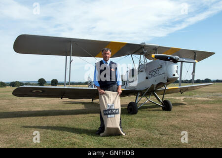 Royal Mail flog eine Vintage Tiger Moth, eine symbolische Tragetasche von Mail, vom Headcorn Flugplatz in Kent nach Le Touquet in Frankreich als Teil der Royal Mail Feier des 500 Jahre der Postdienste. Stockfoto