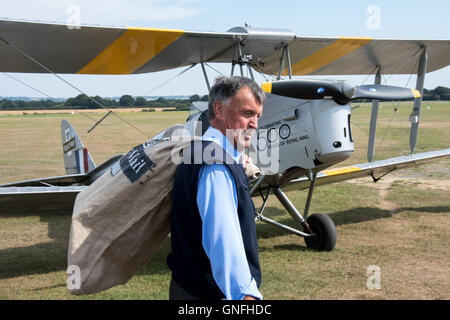 Royal Mail flog eine Vintage Tiger Moth, eine symbolische Tragetasche von Mail, vom Headcorn Flugplatz in Kent nach Le Touquet in Frankreich als Teil der Royal Mail Feier des 500 Jahre der Postdienste. Stockfoto