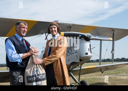 Royal Mail flog eine Vintage Tiger Moth, eine symbolische Tragetasche von Mail, vom Headcorn Flugplatz in Kent nach Le Touquet in Frankreich als Teil der Royal Mail Feier des 500 Jahre der Postdienste. Stockfoto