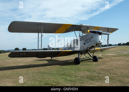 Royal Mail flog eine Vintage Tiger Moth, eine symbolische Tragetasche von Mail, vom Headcorn Flugplatz in Kent nach Le Touquet in Frankreich als Teil der Royal Mail Feier des 500 Jahre der Postdienste. Stockfoto