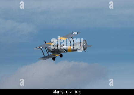 Royal Mail flog eine Vintage Tiger Moth, eine symbolische Tragetasche von Mail, vom Headcorn Flugplatz in Kent nach Le Touquet in Frankreich als Teil der Royal Mail Feier des 500 Jahre der Postdienste. Stockfoto